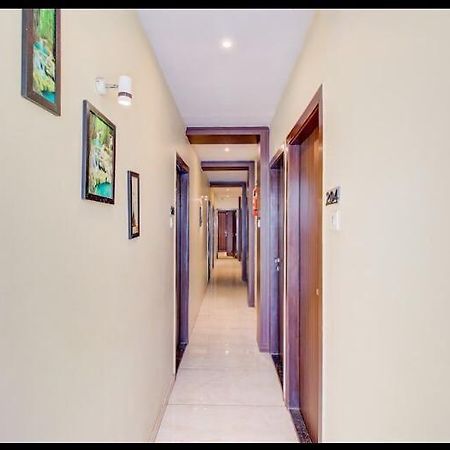 Hotel Emerald Near T2 International Airport Мумбай Екстериор снимка
