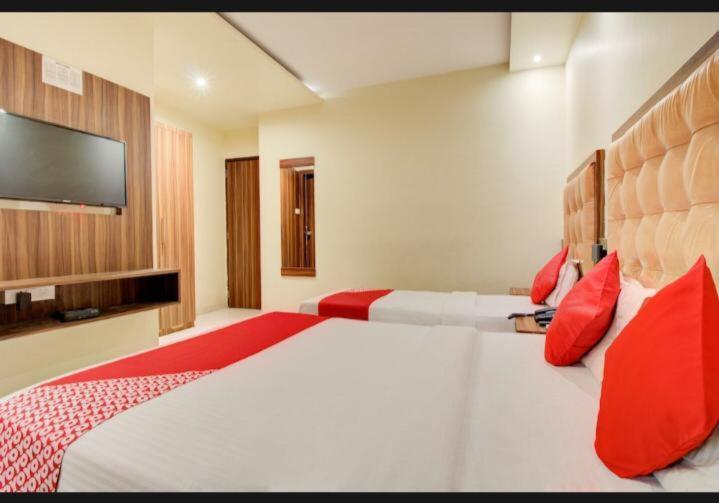 Hotel Emerald Near T2 International Airport Мумбай Екстериор снимка