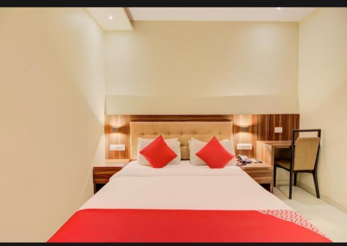 Hotel Emerald Near T2 International Airport Мумбай Екстериор снимка