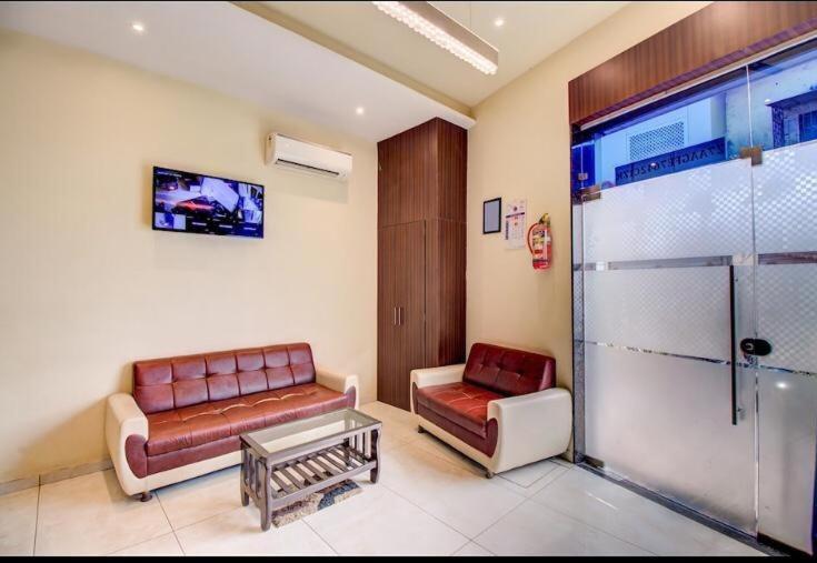 Hotel Emerald Near T2 International Airport Мумбай Екстериор снимка